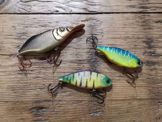 Différents lipless de marque Deps, Lucky Craft et Illex