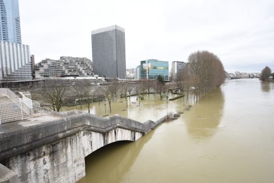 Pendant les crues, le courant est tellement fort que les poissons ne peuvent rester dans le lit de la rivière.