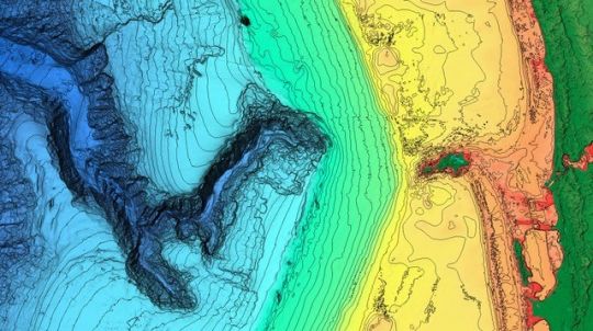 Le relief ombré superposé à la bathymétrie haute résolution.