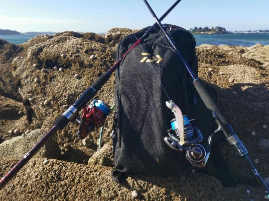 La pêche du bar en début de saison nécessite d'être mobile et de chercher des poissons actifs et localisés... Un sac léger et une ou deux cannes et c'est parti !