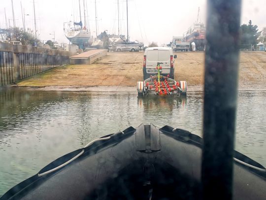 Visez l'axe de la remorque pour être certain d'arriver au bon endroit.