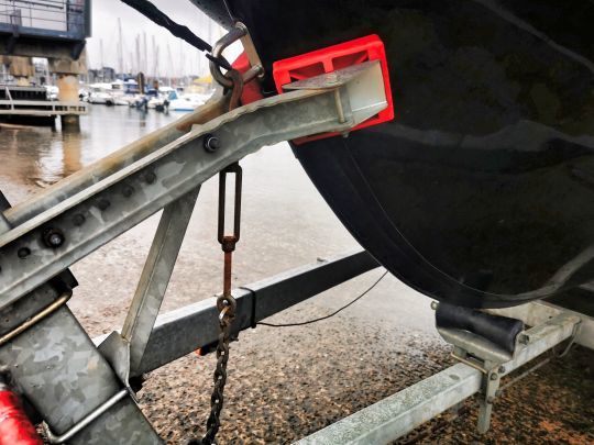 Le ridoir permet non seulement d'assurer le bateau au cas où la sangle soit défaillante mais aussi de plaquer la coque au rouleau.