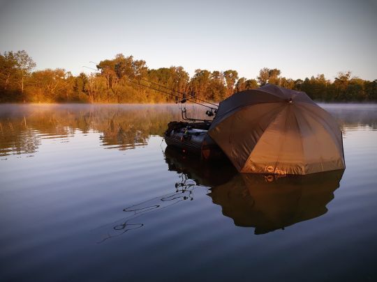 Une telle approche permet d'aller au plus près des poissons sur des lieux peu ou plus fréquentés, là où la pêche du bord demeure impossible ou limitée