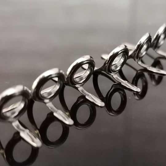 L'anneau est constitué de deux parties distinctes, son armature et la céramique.