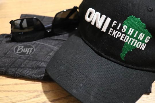 Casquette, cache cou et lunettes de soleil, essentiels pour se protéger du soleil à la pêche.