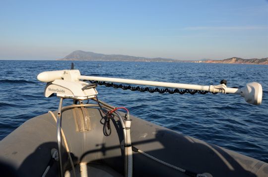 Utilizando el motor eléctrico para la pesca en el mar, haz que la pesca sea  más fácil para ti