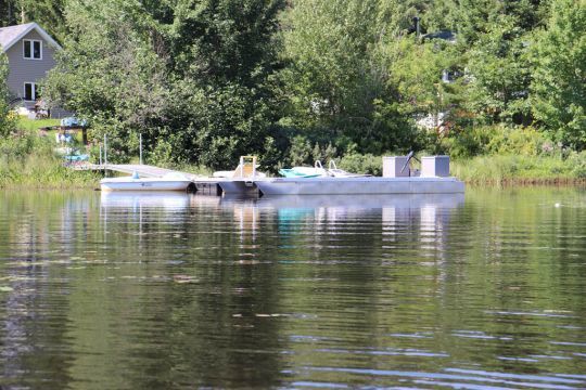 Les structures humaines apportent l'ombre recherchée par les black-bass.