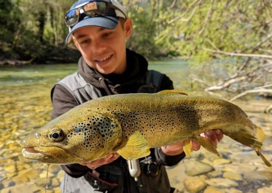 Téo avec une belle truite prise en nymphe