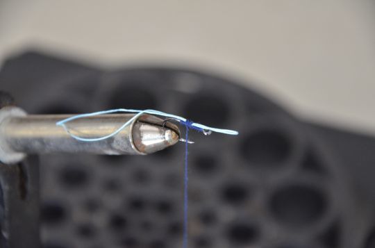 Déposez la cordelette en formant une boucle
