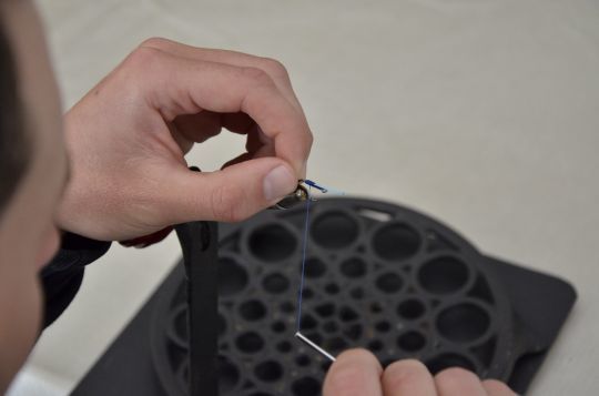 Fixez avec le fil à ligaturer