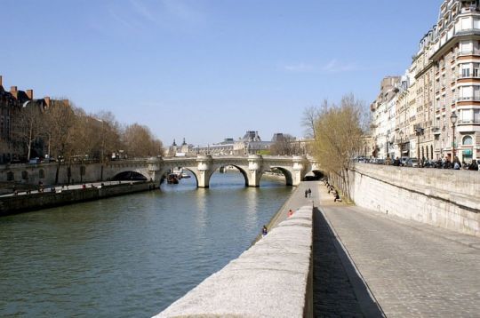 Le long de ces quais linéaire vous pouvez pêcher à "la traîne" en marchant pour localiser les poissons.