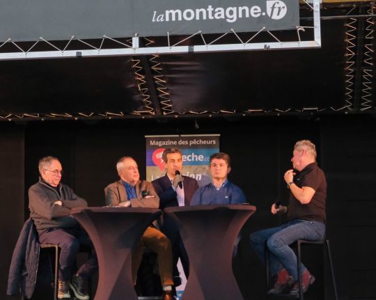 Un plateau TV au centre du salon