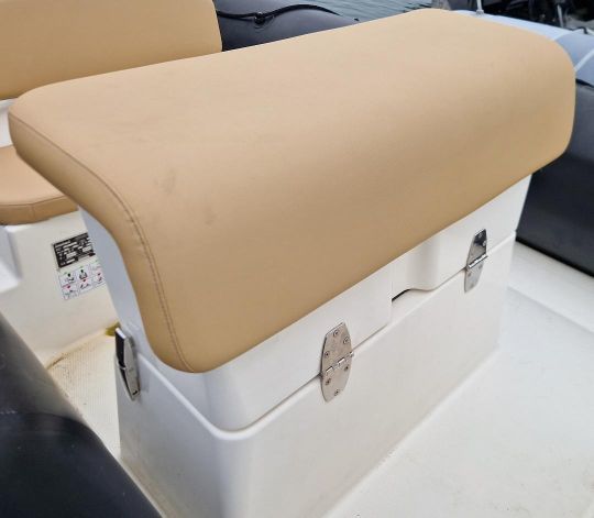 Il existe aussi des leaning post "plein" offrant un espace de rangement très important mais dont l'accès est parfois limité ou contraignant.