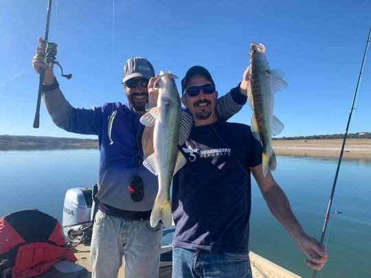 En verticale, des cannes plus courtes permettent un meilleur ferrage et une présentation optimale du leurre.