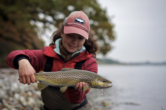 Emeline pratique la pêche à la mouche et au leurre