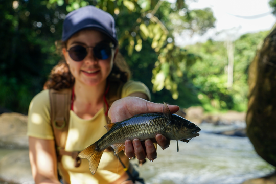 Une femme passionnée de pêche