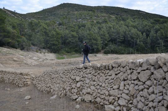 De nombreuses restanques sur le fond suivant le niveau d'eau