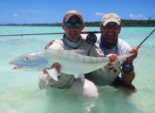 Très gros bonefish de Nouvelle Calédonie capturé par l'auteur en compagnie de Claude L.