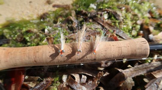 Les imitations de crevettes sont souvent employées pour rechercher le bonefish. Ici la gotcha et variantes