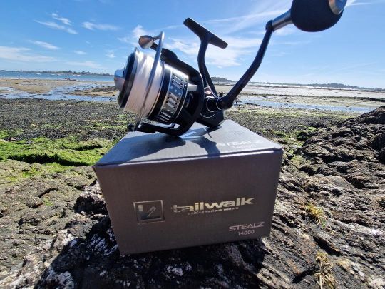 Le stealz est un moulinet conçu pour résister aux combats puissants et la recherche de gros poissons.
