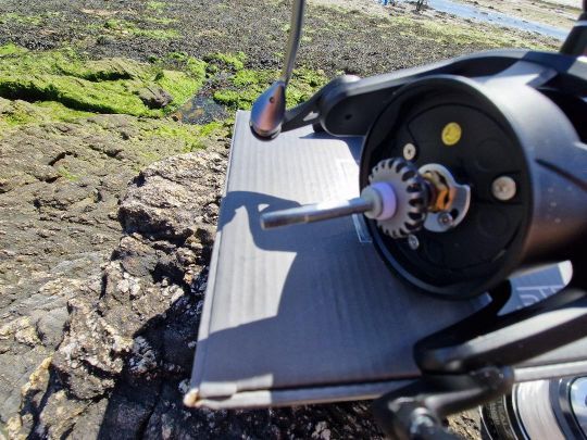 L'axe et la pignonnerie sont en acier inoxydable pour supporter des contraintes importantes.