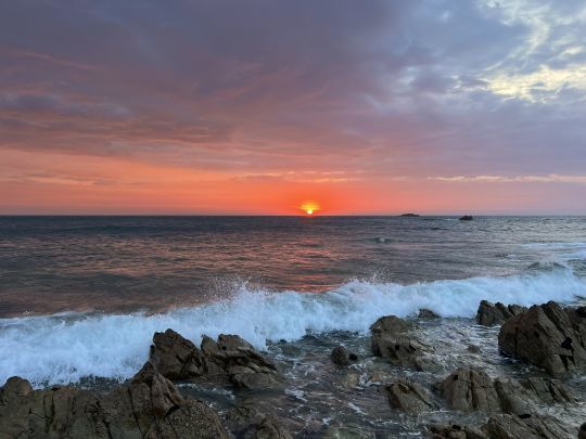 Le coucher du soleil est un excellent moment pour la pêche du bord. Durant la saison estivale, c'est à ce moment-là que le calme revient et que les poissons regagnent le bord de côte. Cela est également le cas pour le lever du jour.