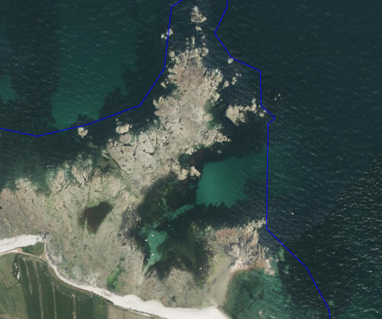 Les vues satellites permettent de localiser des zones propices à la pêche du bar. Comme sur celle-ci, il est possible de repérer les zones de roche, de sable ainsi que les chemins d'accès. Cela vous fera gagner un temps précieux.