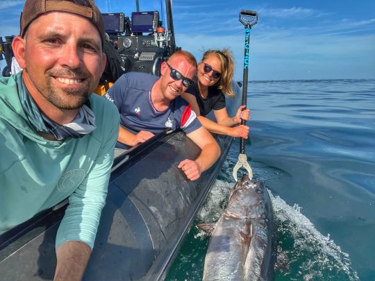 Une photo de l'équipe du jour avant de relâcher ce beau thon rouge.