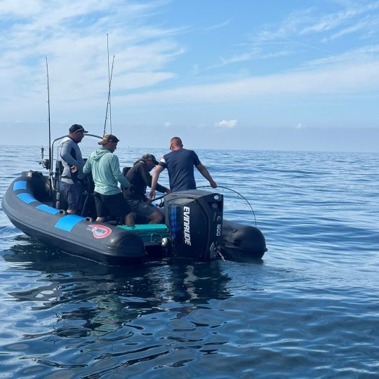 Le travail en équipe, c'est aussi prêter main forte aux copains lorsqu'ils tombent sur un poissons hors norme !