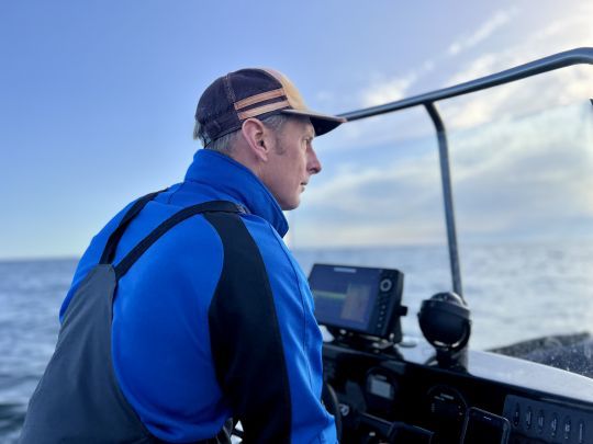 La vue est l'un des principaux atouts du pêcheur afin de localiser les chaises de thon. Les jumelles sont un atout indispensable à la réussite de votre sortie.
