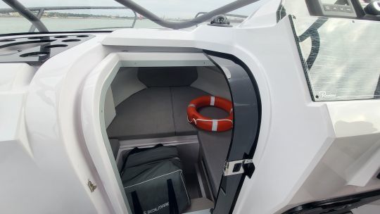 Une cabine avec un espace de vie.