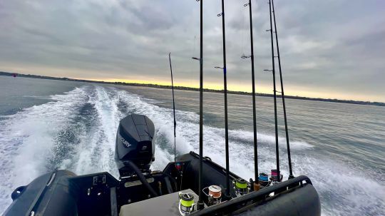 Embarquer à bord plusieurs cannes permet de faire face à toutes les situations ! Mais il est tout à fait possible de limiter l'encombrement en utilisant des modèles polyvalents.