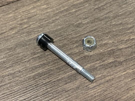 L'assemblage est constitué d'une vis et d'un écrou.