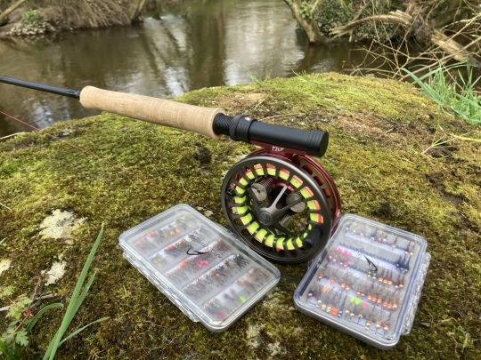 Faire le point sur son matériel permet de commencer à la saison sereinement. Véfirier l'état du matériel, monter et faire la sélection de ses mouches, organiser ses boites... Tout est important pour être prêt le jour J.