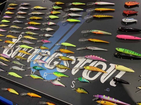 Il y a plusieurs boutiques de ventes.