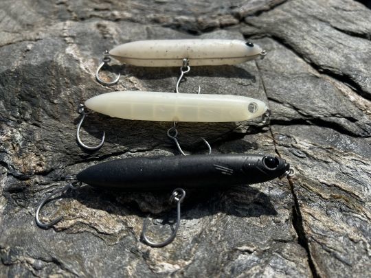 La marque Fiiish, avec le Biotop Stick, propose des hameçons simples montés d'origine.