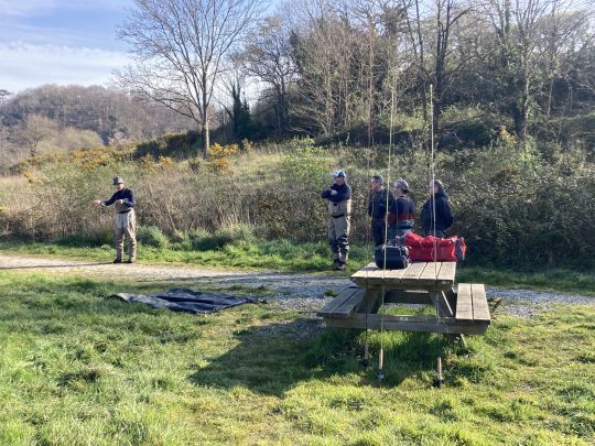Le lancer en nymphe au fil et crucial pour réaliser de bonnes dérives. Le stage commencera donc par une révision du lancer pour chaque participant.