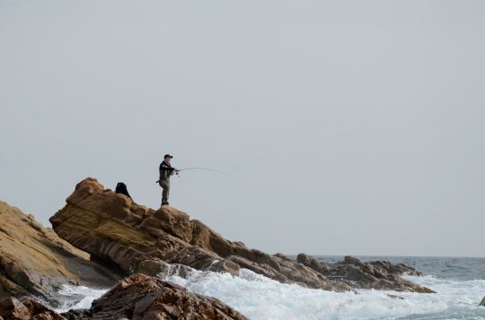 Pêcher par mer formée en toute sécurité.