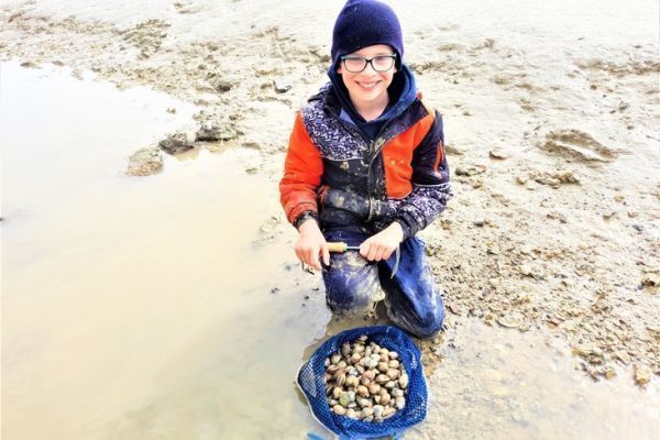 La pesca de almejas es divertida y accesible a todos