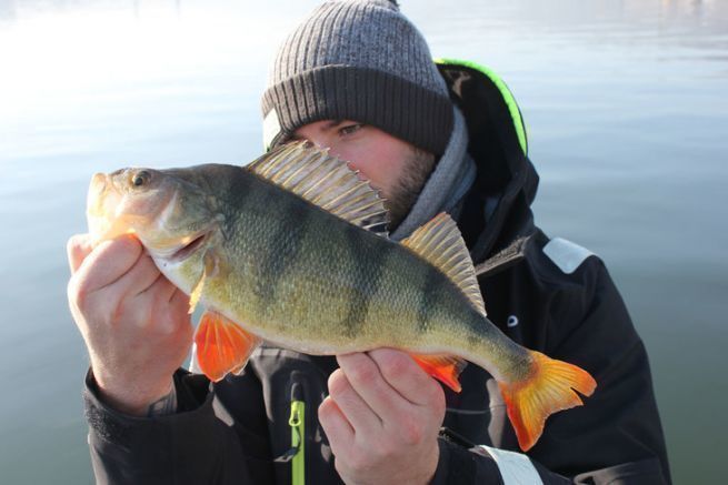 La pesca en invierno requiere una buena proteccin.