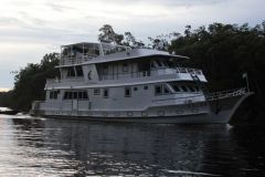 Elija el tipo de servicio que más le convenga para la pesca del pavón El barco hotel Kalua I.
