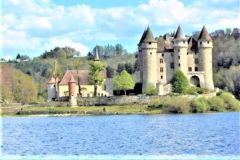 Lago de Bort-les-Orgues y castillo de Val