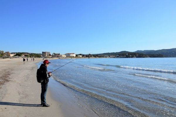 Pesca en las playas de arena del Mediterrneo, ideal para principiantes