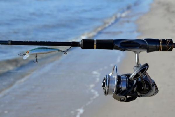 Equipo para la pesca con seuelos en la playa