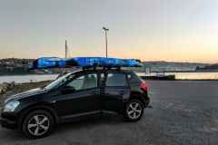 Transportar el kayak en el portaequipajes del coche