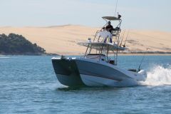 Garnet Offshore 300 HT Fly, un catamarn fueraborda para la pesca deportiva