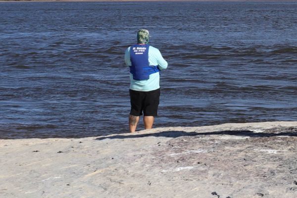 Incluso cuando se pesca desde la orilla, el chaleco salvavidas puede ser esencial