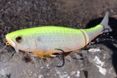 Dowzone 220, el aspecto de un glide bait y la natación de un stickbait Este señuelo es un stickbait de superficie
