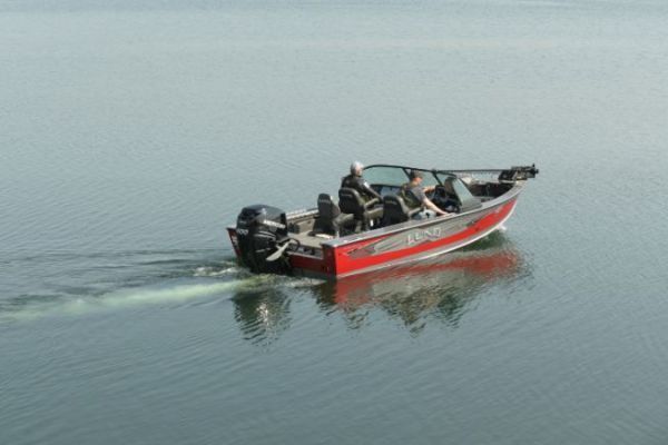 Lund 2175 Pro-V, un barco de pesca de gama alta para pescadores adinerados