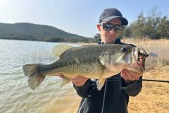 Bonito black bass en el Lac du Trapan en el Var